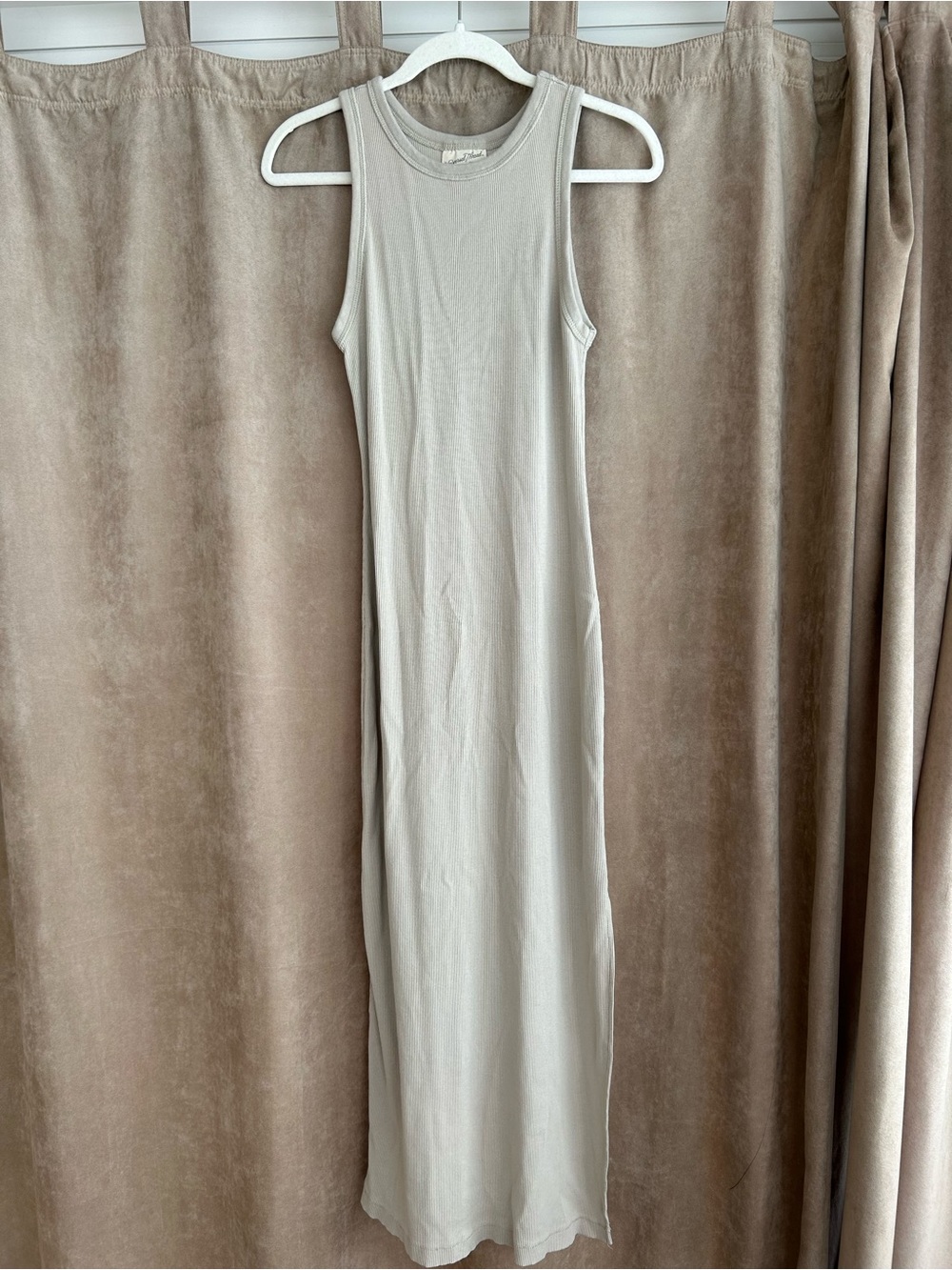 Women’s Universal Threads Ribbed Sleeveless Beige Dress with Slit Size Medium